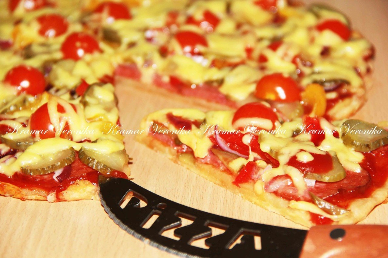 рецепт домашней пиццы без дрожжей в духовке с колбасой и сыром и помидорами фото 24